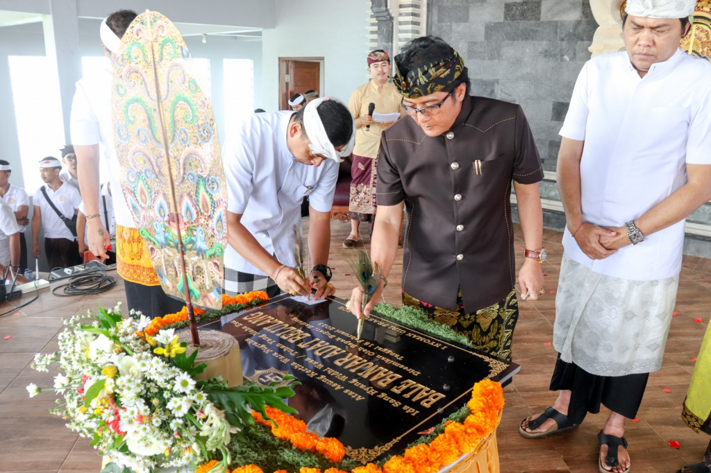 Bupati Giri Prasta Resmikan Balai Banjar Adat Belulang